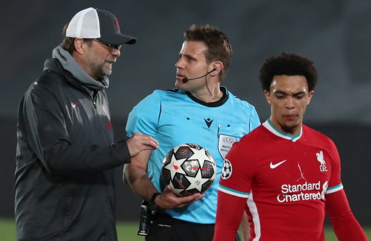 天津媒体报道朱辰杰戴面具训练引争议：国足冒险用人？球迷担忧声一片